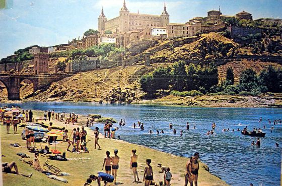 El 19 de junio de 1972, el Gobernador Civil de Toledo prohibió el baño junto a la ciudad por la mala calidad de las aguas. En Talavera se prohibió años después. “Venía el tren botijo de Madrid, con familias enteras a bañarse”, recuerda el talaverano Miguel Méndez, médico de 55 años mientras muestra nostálgico las fotos de esa época.